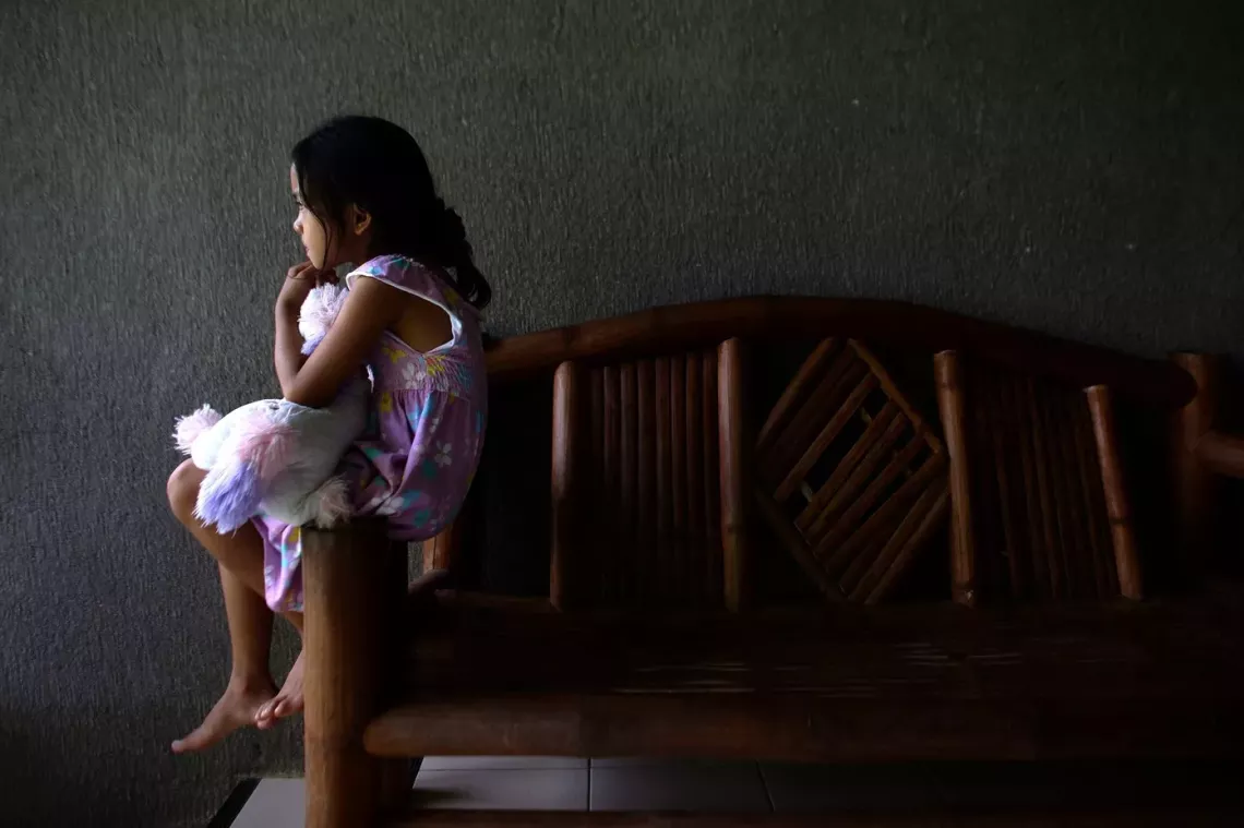 Una ni&ntilde;a abrazando a su mu&ntilde;eca