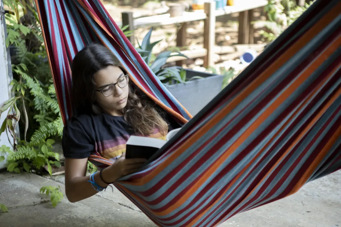 Una adolescente leyendo