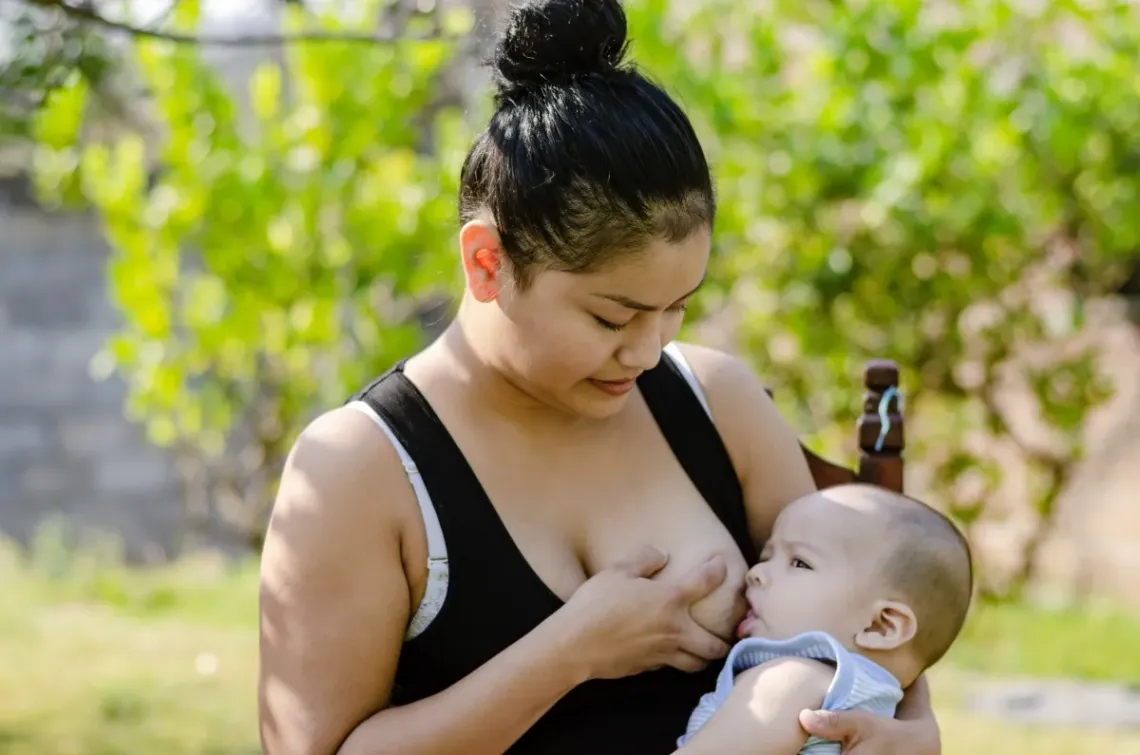 una mam&aacute; amamantando a su beb&eacute;