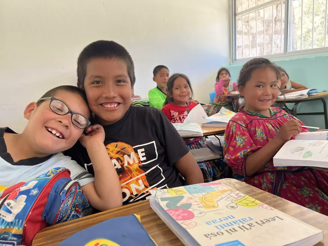 Ni&ntilde;os y ni&ntilde;as en un sal&oacute;n de clases, en la comunidad ral&aacute;muli