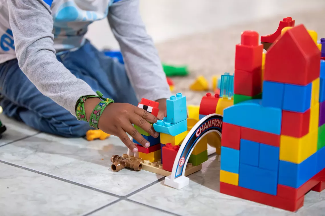ni&ntilde;o armando una torre con bloques de pl&aacute;stico