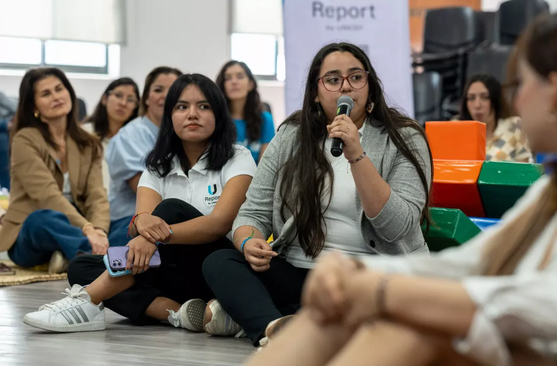 J&oacute;venes del Comit&eacute; de U-Report hablando en el evento sobre cambio clim&aacute;tico