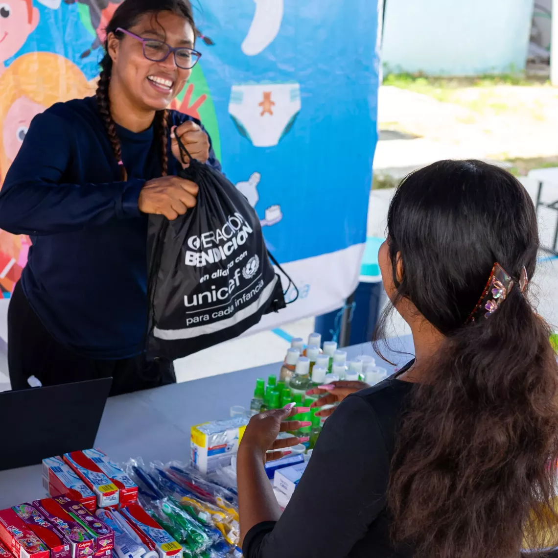 Entrega de insumos de higiene en Acapulco