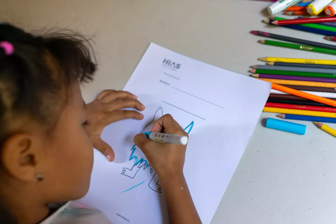 Ni&ntilde;a coloreando en Casa Ep&ntilde;a
