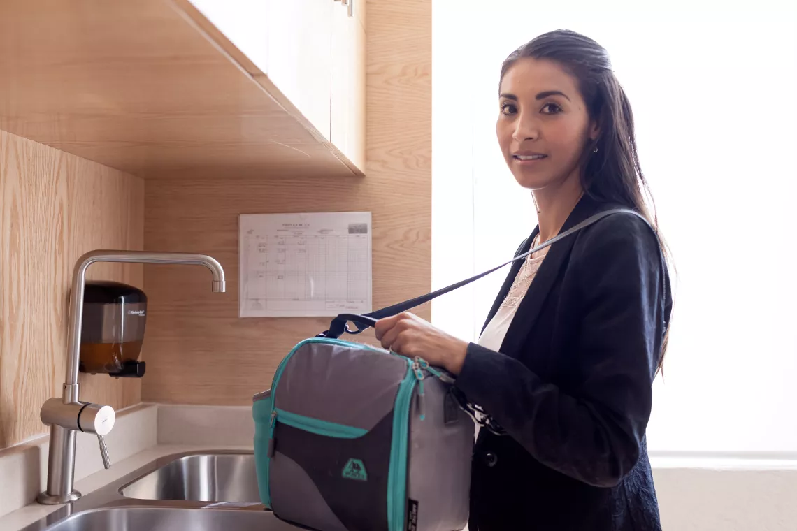 Una mam&aacute; en la sala de lactancia de su centro de trabajo