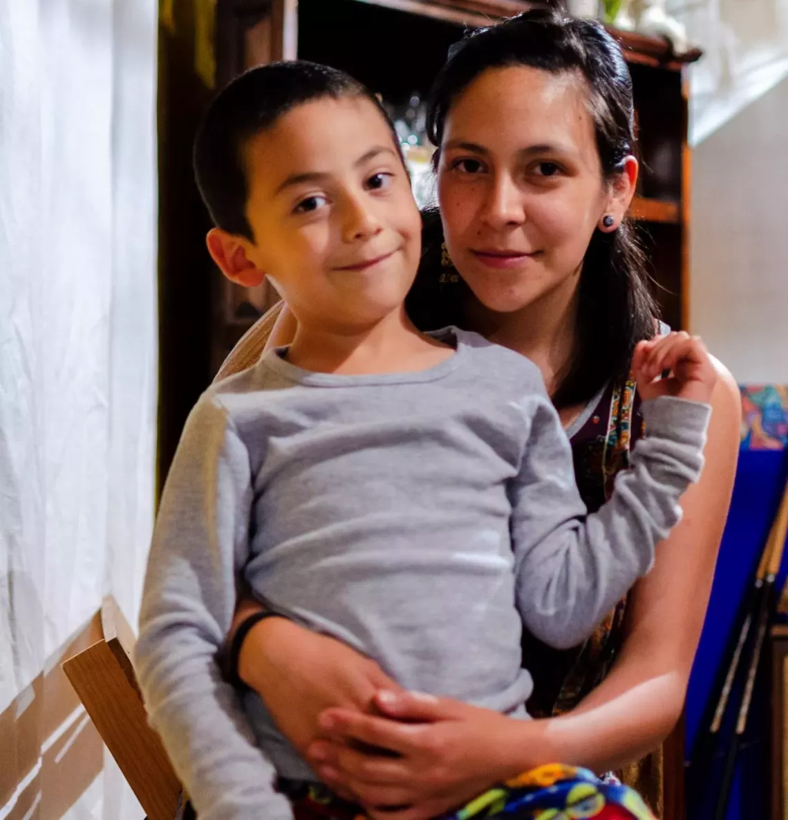 Mam&aacute; abrazando a su hijo