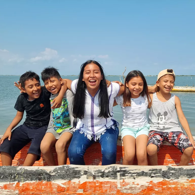 Ni&ntilde;os y ni&ntilde;as en una comunidad de Oaxaca