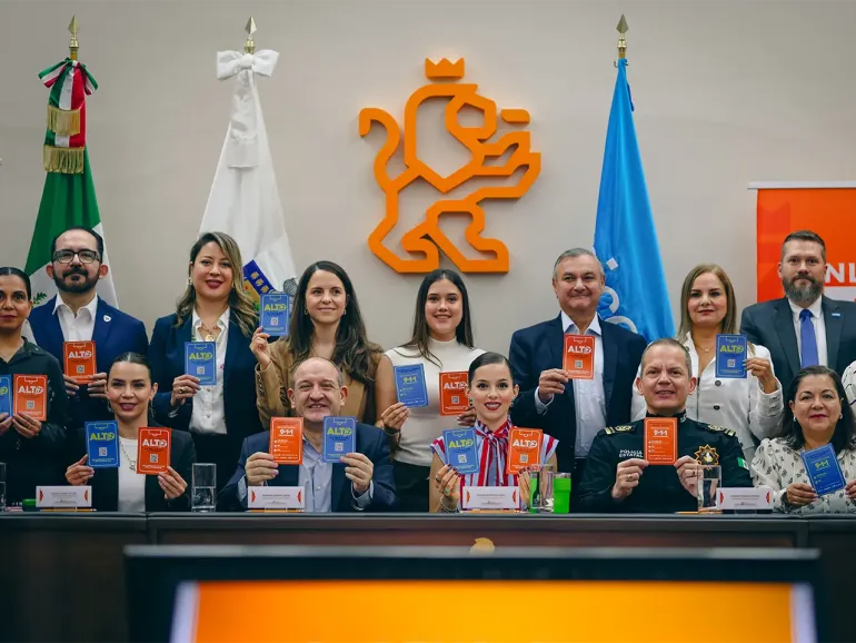 Autoridades de Nuevo Le&oacute;n y representantes de UNICEF sostienen tarjetas de la campa&ntilde;a Tarjeta Azul durante el lanzamiento de la estrategia de protecci&oacute;n a la infancia rumbo al Mundial 2026