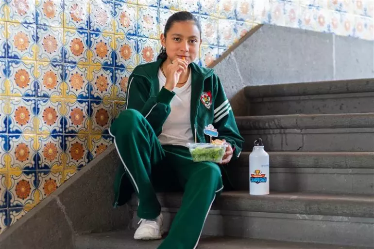 Una alumna de secundaria comiendo ensalada