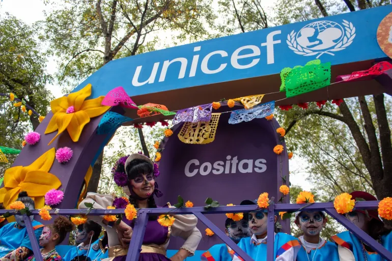 Cositas en el carro aleg&oacute;rico de UNICEF en el desfile de D&iacute;a de Muertos.