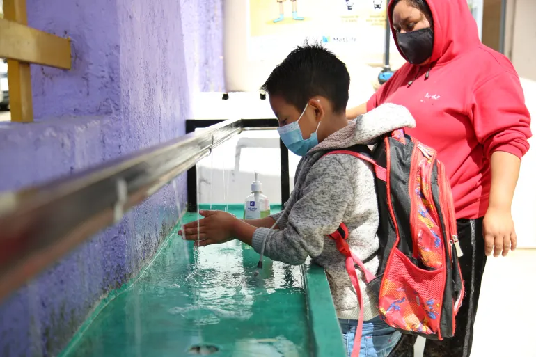 Ni&ntilde;os lava sus manos en una escuela de Chiapas