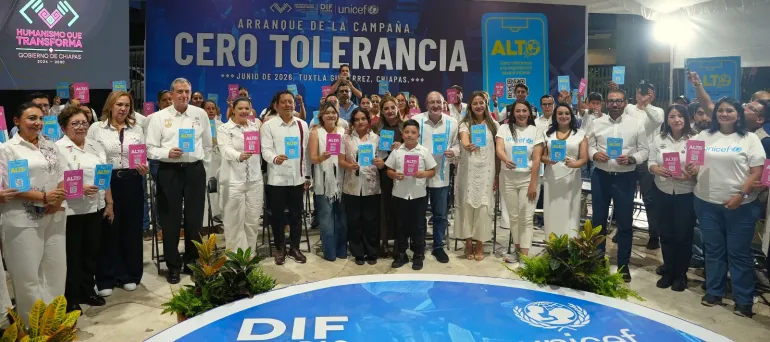 Autoridades del Gobierno de Chiapas, DIF Chiapas y UNICEF sostienen tarjetas de la campa&ntilde;a Cero Tolerancia a la Explotaci&oacute;n Sexual Infantil durante el arranque de la estrategia Tarjeta Azul en Tuxtla Guti&eacute;rrez.