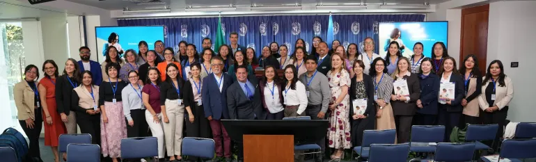 Fotograf&iacute;a grupal de participantes durante la presentaci&oacute;n del Primer Informe de Infracciones al C&oacute;digo Internacional de Comercializaci&oacute;n de Suced&aacute;neos de la Leche Materna en M&eacute;xico, celebrada el 21 de mayo de 2026 en las instalaciones de UNICEF M&eacute;xico. Al fondo se observan las banderas de M&eacute;xico y de Naciones Unidas, as&iacute; como pantallas con el t&iacute;tulo del informe.