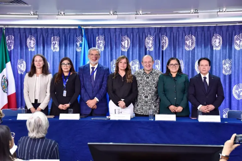 Autoridades de UNICEF M&eacute;xico y SIPINNA durante la presentaci&oacute;n del An&aacute;lisis de la Situaci&oacute;n de la Ni&ntilde;ez y Adolescencia en M&eacute;xico (SITAN) 2026, ante el tel&oacute;n de fondo con el emblema de Naciones Unidas.