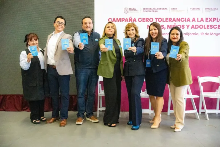 Autoridades del Gobierno de Baja California y representantes de UNICEF sostienen tarjetas de la campa&ntilde;a Cero Tolerancia frente al banner oficial del evento en Tijuana, el 19 de mayo de 2026.