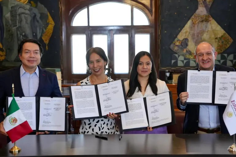 Mario Delgado, secretario de Educaci&oacute;n P&uacute;blica; Ang&eacute;lica Noem&iacute; Ju&aacute;rez P&eacute;rez, subsecretaria de Educaci&oacute;n B&aacute;sica; Tania Rodr&iacute;guez Mora, subsecretaria de Educaci&oacute;n Media Superior; y Fernando Carrera, representante de UNICEF en M&eacute;xico, muestran el convenio de colaboraci&oacute;n firmado entre la SEP y UNICEF para garantizar el derecho a la educaci&oacute;n de ni&ntilde;as, ni&ntilde;os y adolescentes en M&eacute;xico.