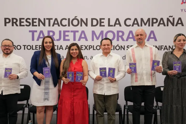 Autoridades estatales y representantes de UNICEF M&eacute;xico posan con tarjetas moradas frente al banner de presentaci&oacute;n de la campa&ntilde;a Cero Tolerancia a la Explotaci&oacute;n Sexual Infantil en M&eacute;rida, Yucat&aacute;n.