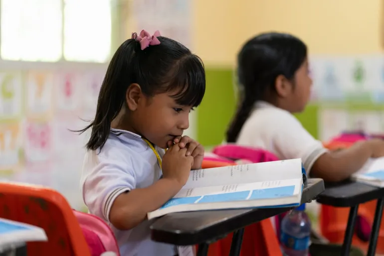 una ni&ntilde;a en una escuela en Guerrero