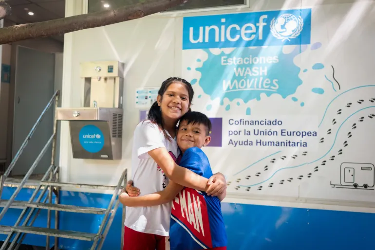 la respuesta humanitaria de UNICEF se enfoca en agua, saneamiento e higiene (WASH), incluyendo el restablecimiento del acceso a agua potable,