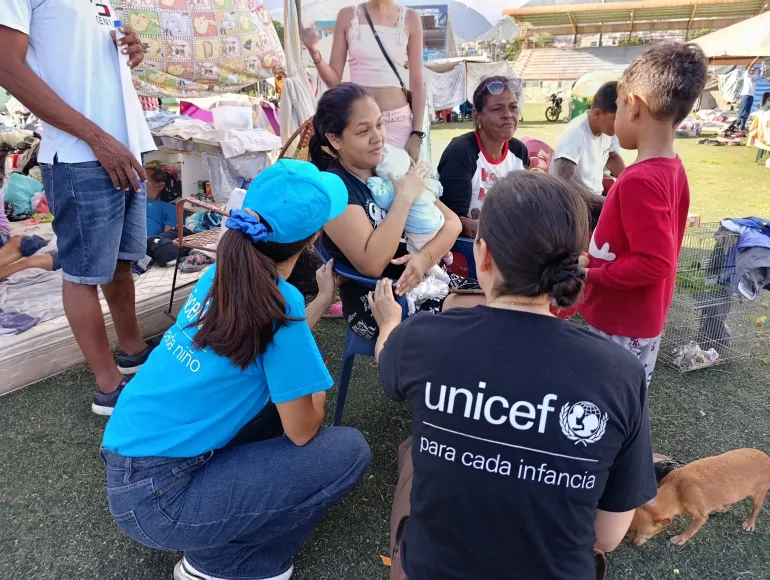 Un equipo de UNICEF visita refugios temporales en el estado de La Guaira, Venezuela, para reunirse con las personas afectadas por los terremotos que sacudieron el pa&iacute;s el 24 de junio de 2026.