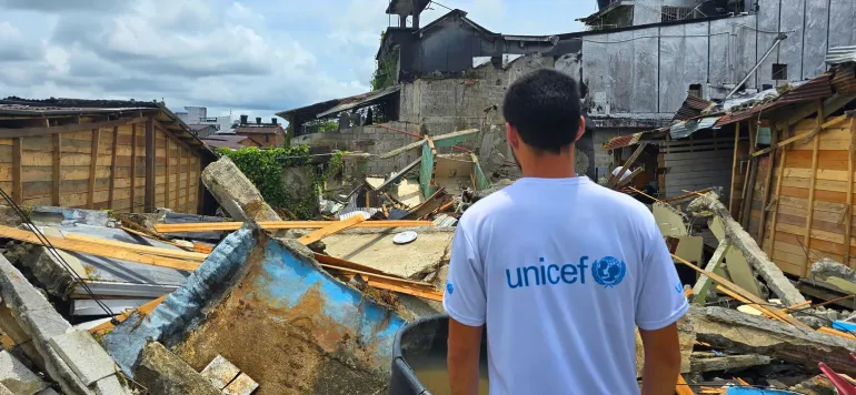 Personal de UNICEF frente a infraestructura en Quibd&oacute;, Choc&oacute;, afectada por el terremoto de magnitud 7.4 que golpe&oacute; Colombia.