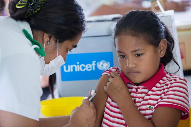 Una niña siendo vacunada