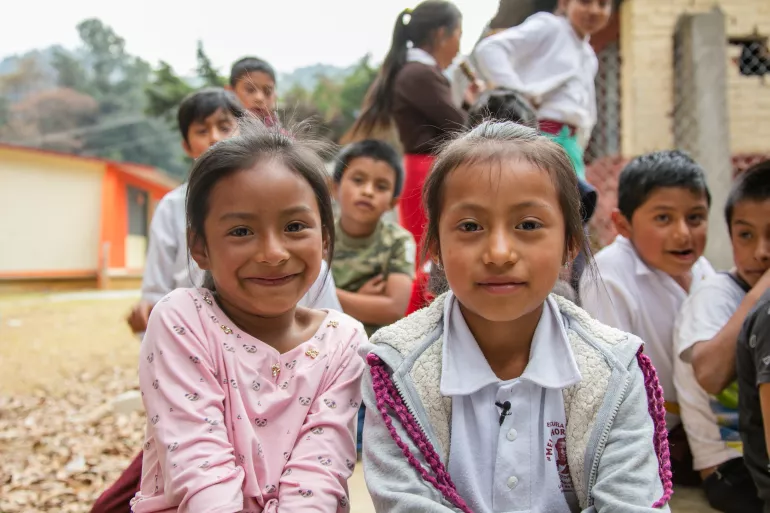 Dos ni&ntilde;as de Chiapas sonriendo
