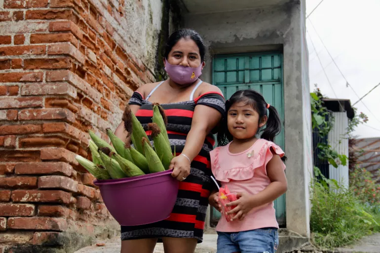 Una madre con su hija en Oaxaca