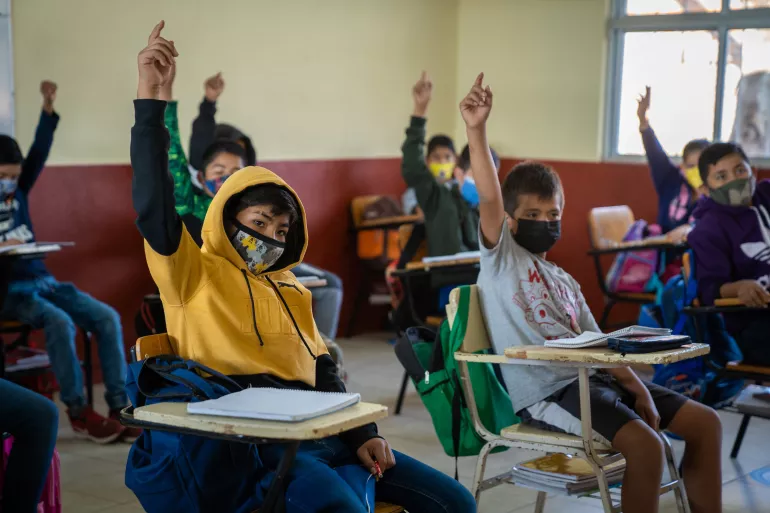 Adolescentes en una sal&oacute;n de clases en Michoac&aacute;n