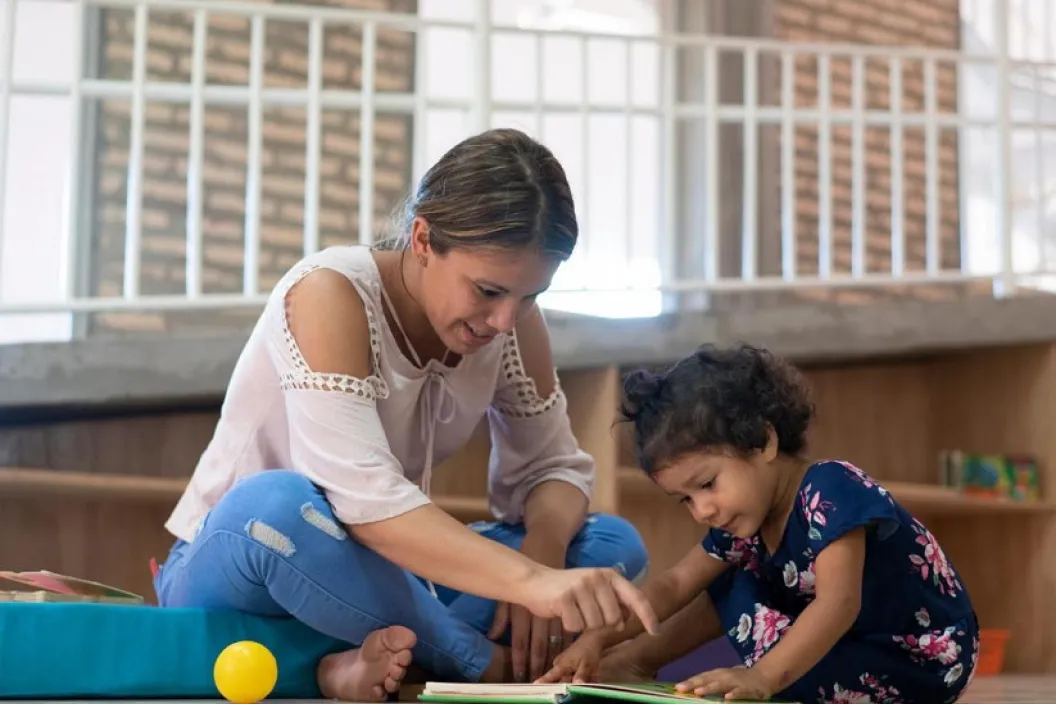 Mujer jugando con su peque&ntilde;a hija