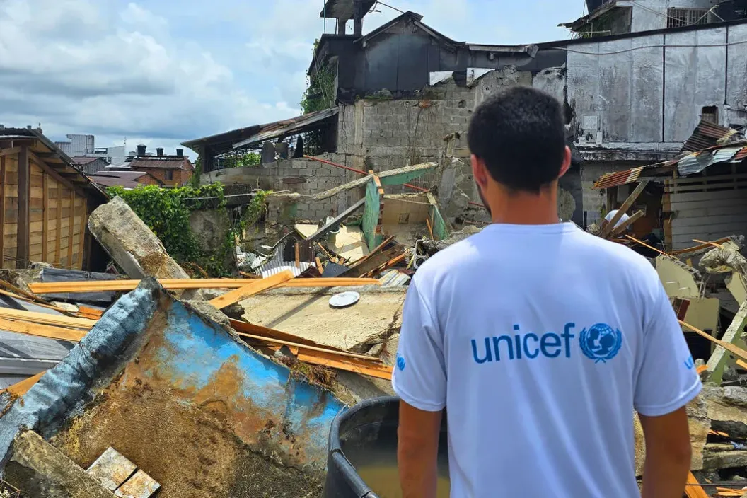 Personal de UNICEF frente a infraestructura en Quibd&oacute;, Choc&oacute;, afectada por el terremoto de magnitud 7.4 que golpe&oacute; Colombia.