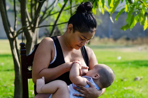 Madre amamantando
