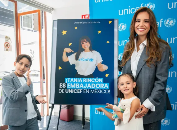 Tania Rinc&oacute;n con sus hijos Patricio y Amelia despu&eacute;s de su nombramiento como Embajadora