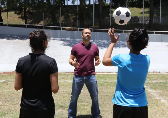 Joaqu&iacute;n Beltr&aacute;n entrena futbol con Eva y Ximena