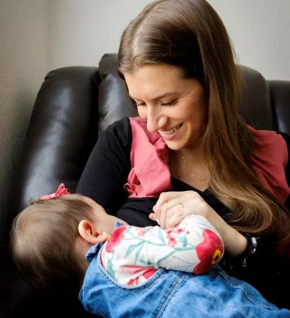 Francesca amamantando a su hija en el lugar de trabajo