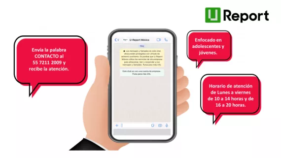 Mano sosteniendo un celular con mesajes