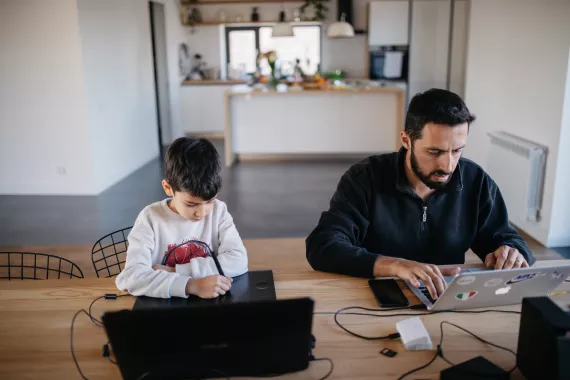 Un padre y su hijo frente a la computadora