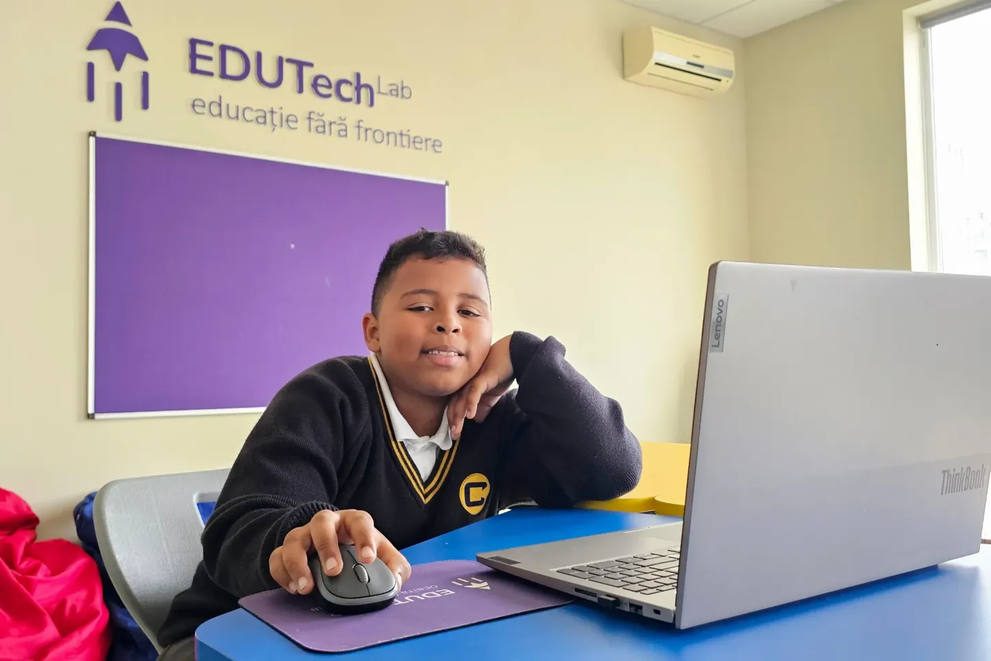 Boss, un băiat ucrainean de 10 ani, participă la activitățile din laboratorul EduTech din Republica Moldova, unde copiii refugiați și cei aflați &icirc;n situații vulnerabile primesc sprijin pentru &icirc;nvățare, integrare și adaptare.