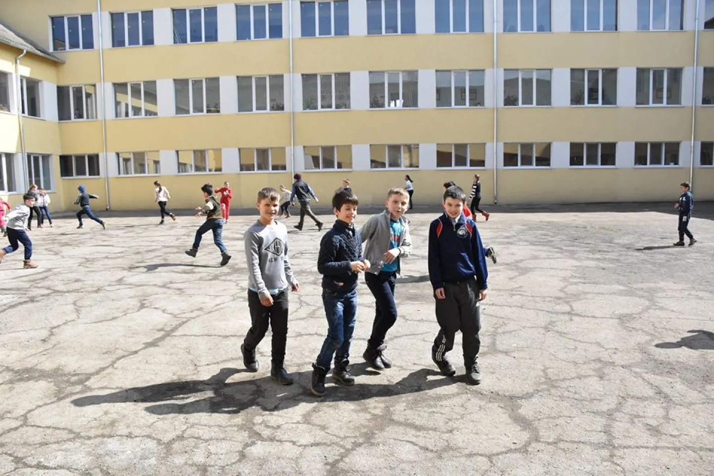 grup de copii se joacă &icirc;n curtea Gimnaziului &bdquo;Valeriu Dumbravă&rdquo; din satul Ciorești