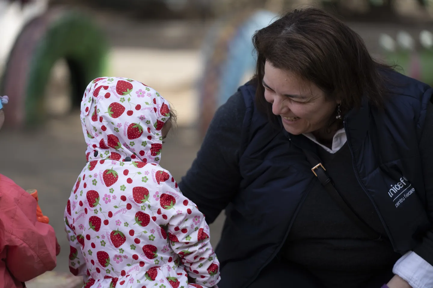 Reprezentanta de țară UNICEF &icirc;n Moldova, Maha Damaj, și copiii de la grădinița &bdquo;Solnisco&rdquo; din Ungheni 