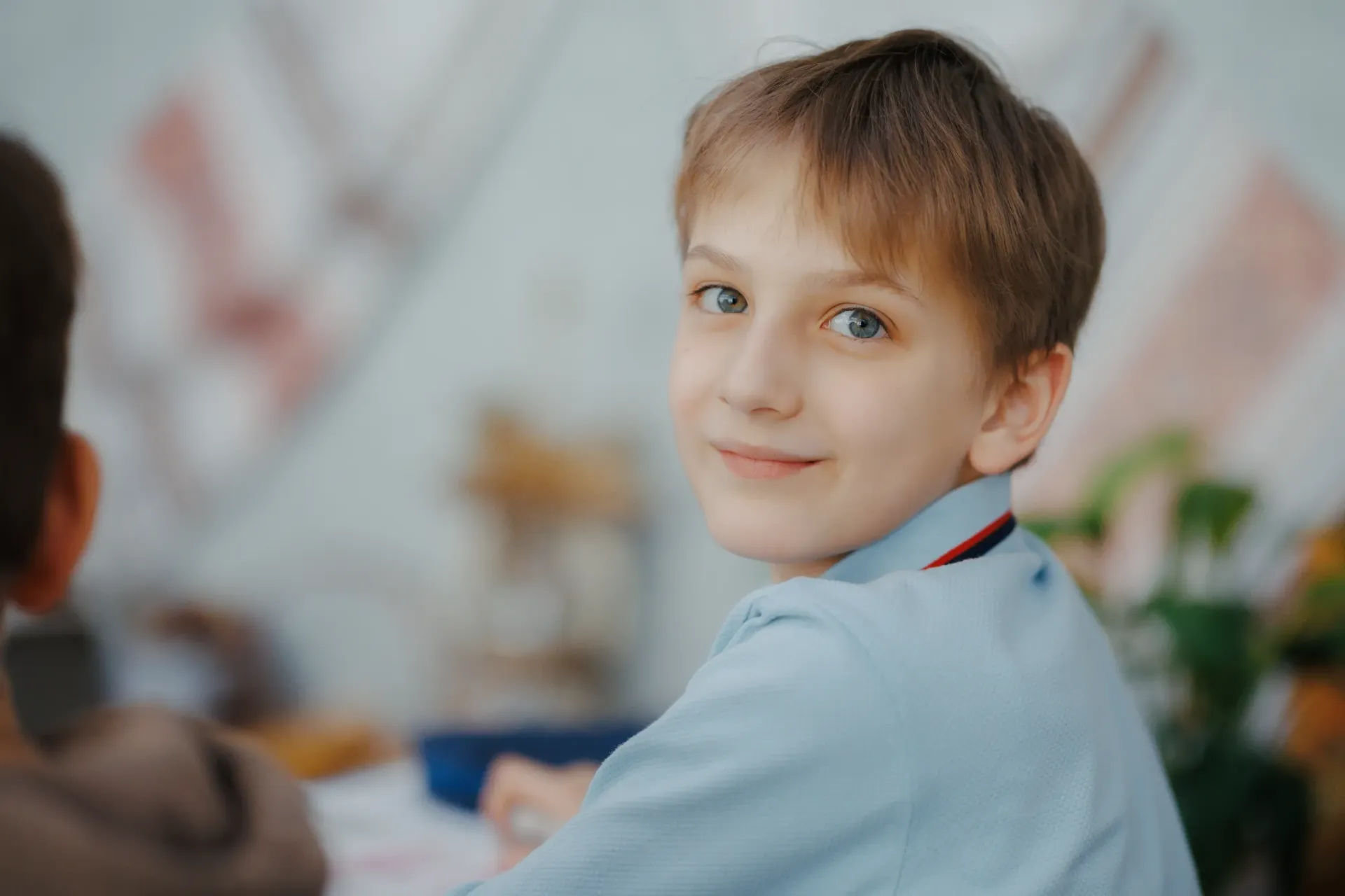 Refugee children learning romanian