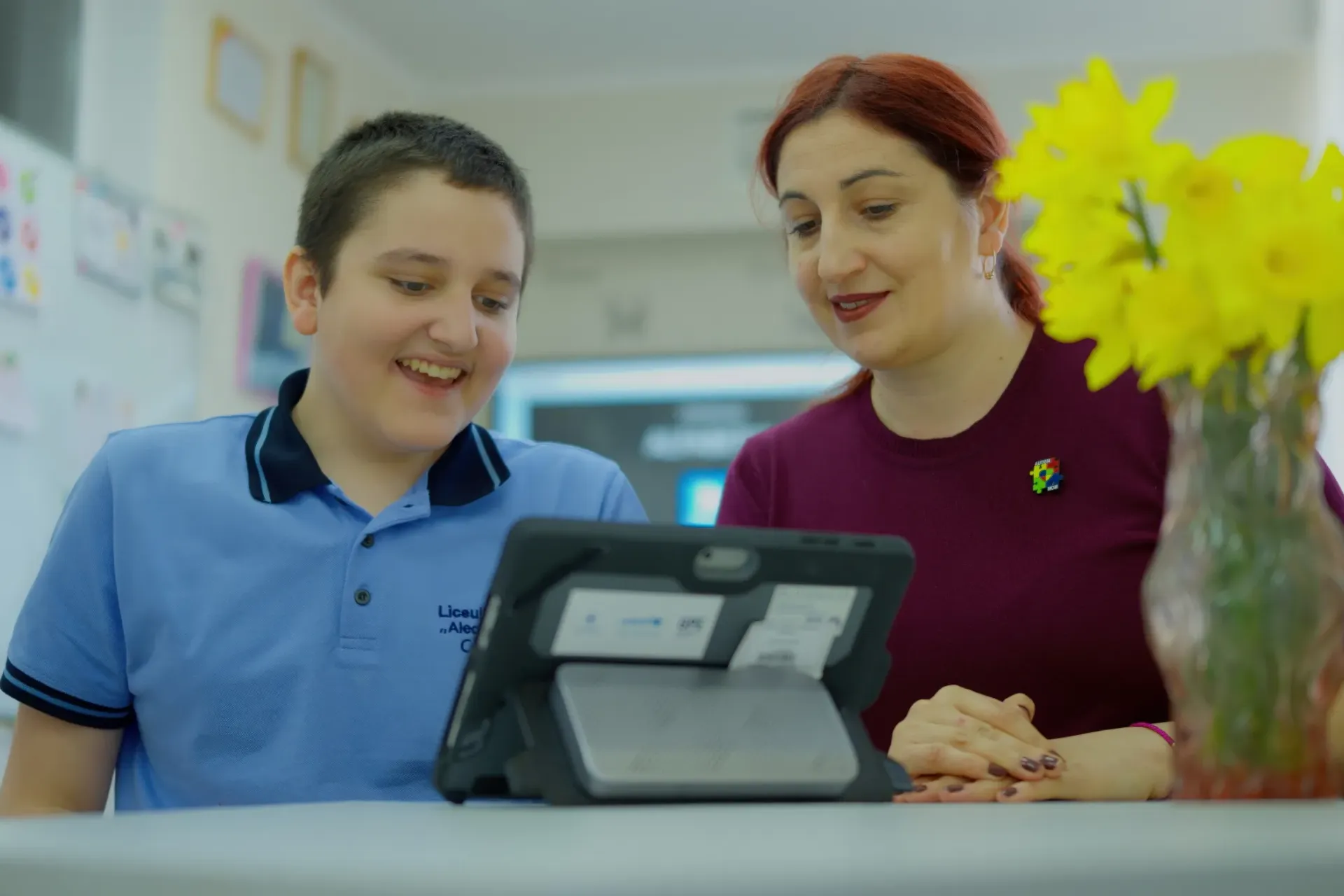 Călin, 12 ani, din Cojușna, Strășeni, trăiește cu tulburări din spectrul autismului și este susținut zi de zi de mama sa, Valentina, cadru didactic de sprijin la IPLT &bdquo;Alecu Russo&rdquo;.