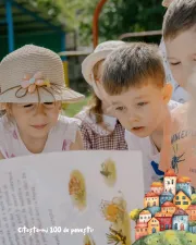 copii citesc &icirc;n aer liber