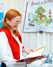 educatoarea explorează o carte din cadrul campaniei