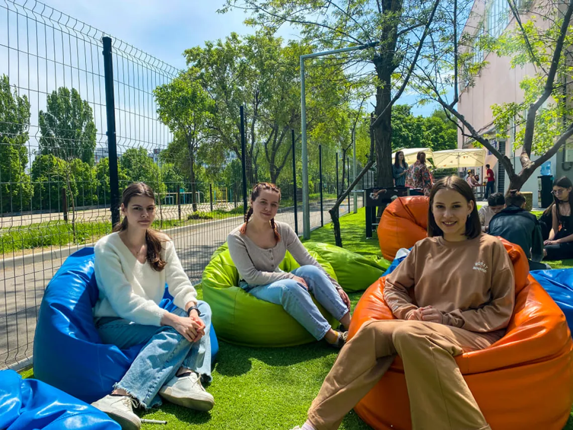 Sofia, Arina și Kira, originare din Ucraina, participă la proiectul UPSHIFT 