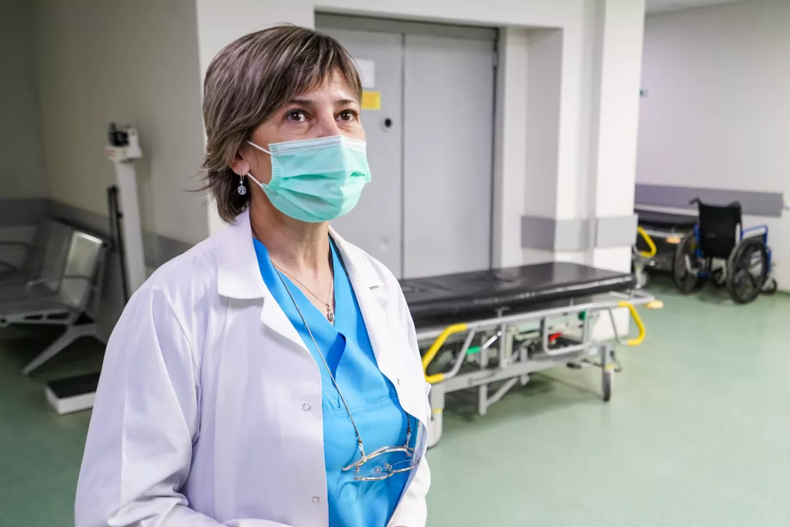 Elena, șefa Unității de Primiri Urgente, Spitalul Raional Cahul,  gestionează procesul de instalare a noilor concentratoare de oxigen.  