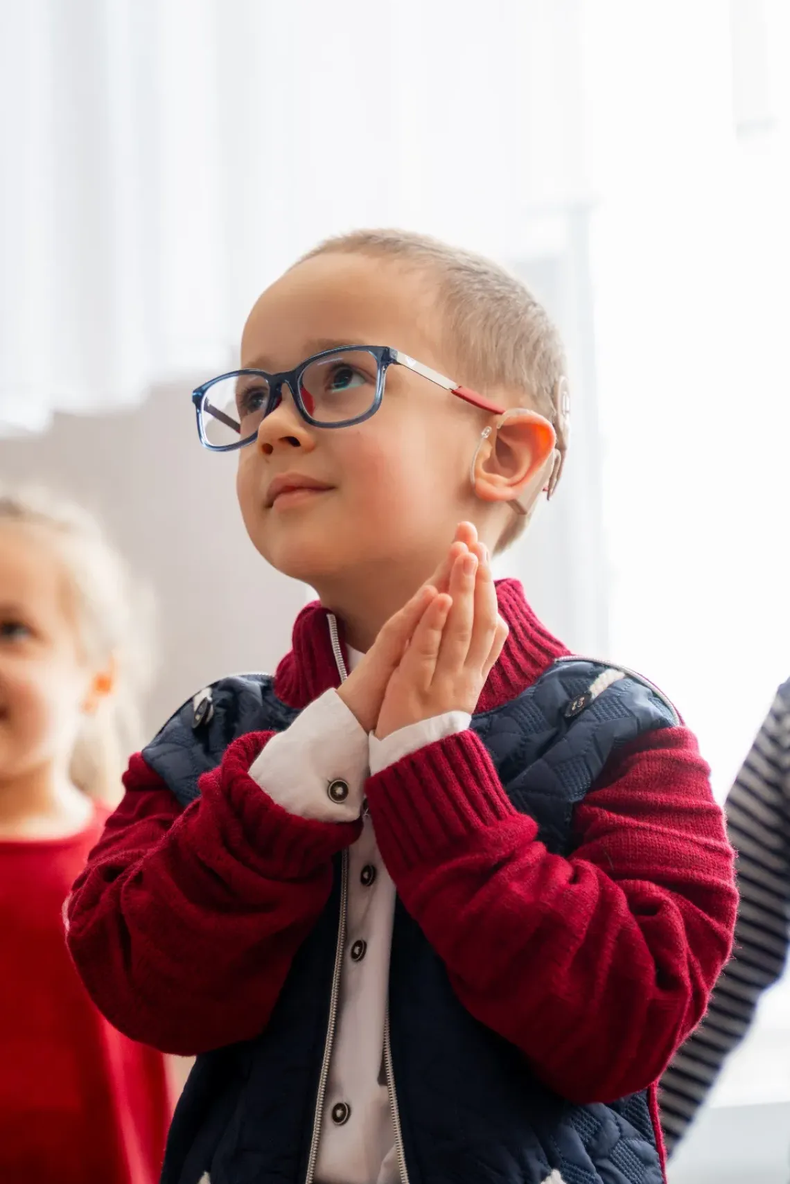 Damian, &icirc;n v&acirc;rstă de 5 ani, la grădiniță, participă la o activitate de coeziune.