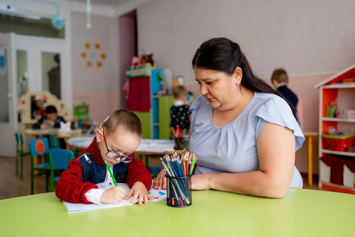 Damian, &icirc;n v&acirc;rstă de 5 ani la grădiniță &icirc;mpreună cu doamna educatoare