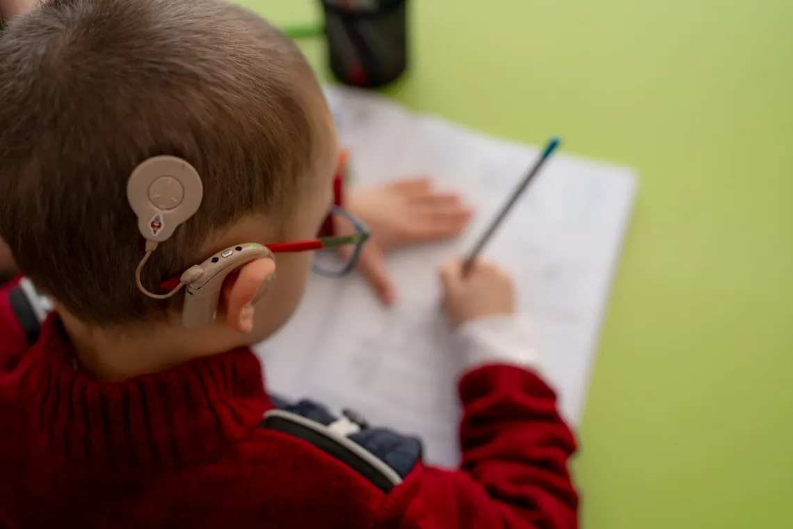 Damian, &icirc;n v&acirc;rstă de 5 ani, la grădiniță, participă la o activitate de coeziune.