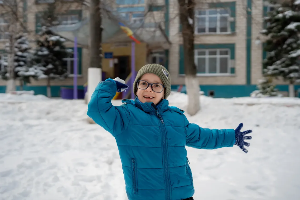 Damian, &icirc;n v&acirc;rstă de 5 ani, la grădiniță, participă la o activitate de coeziune.